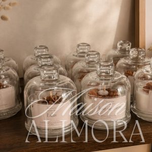 Maison Alimora - bougie sous verre cloche transparente - fond coulé blanc - fleur posée dessus marron